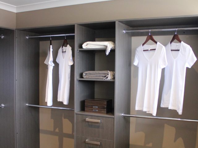 https://simplyframeless.com.au/wp-content/uploads/2013/09/SF-Wardrobes-1-640x480.jpg