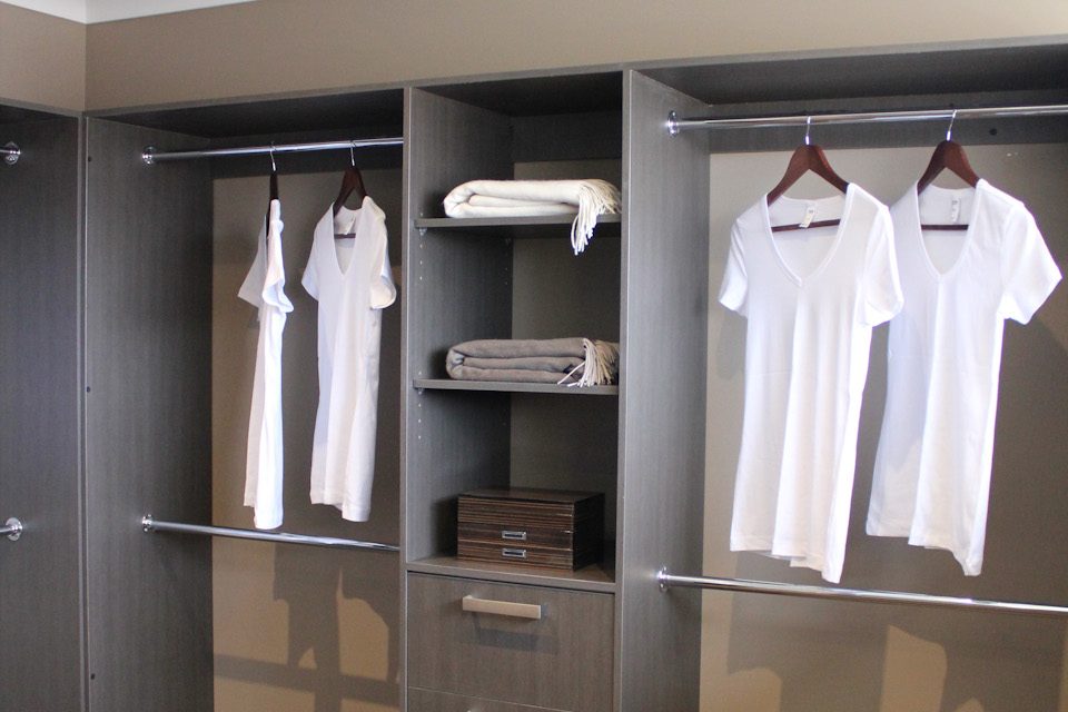 https://simplyframeless.com.au/wp-content/uploads/2013/09/SF-Wardrobes-1-960x640.jpg