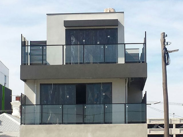 https://simplyframeless.com.au/wp-content/uploads/2016/12/External-Balustrade-Black-Frame-640x480.jpg