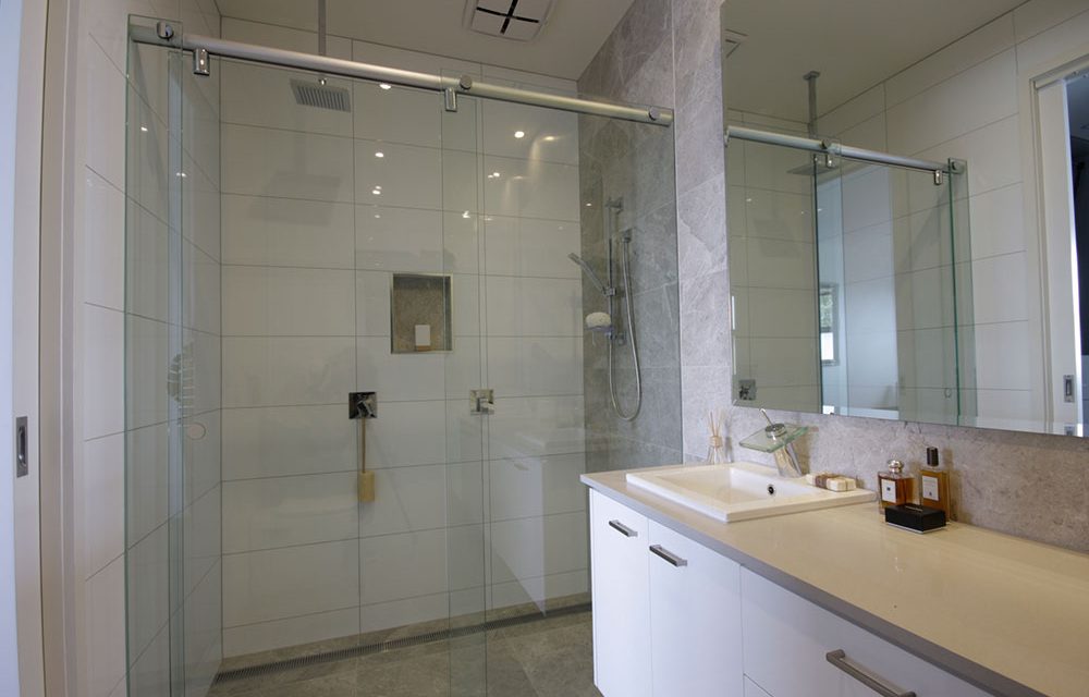 https://simplyframeless.com.au/wp-content/uploads/2016/12/Hydro-shower-screen-1000x640.jpg