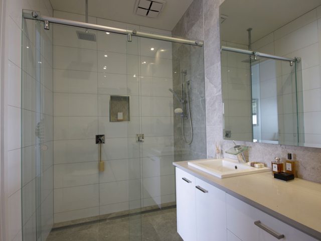 https://simplyframeless.com.au/wp-content/uploads/2016/12/Hydro-shower-screen-640x480.jpg