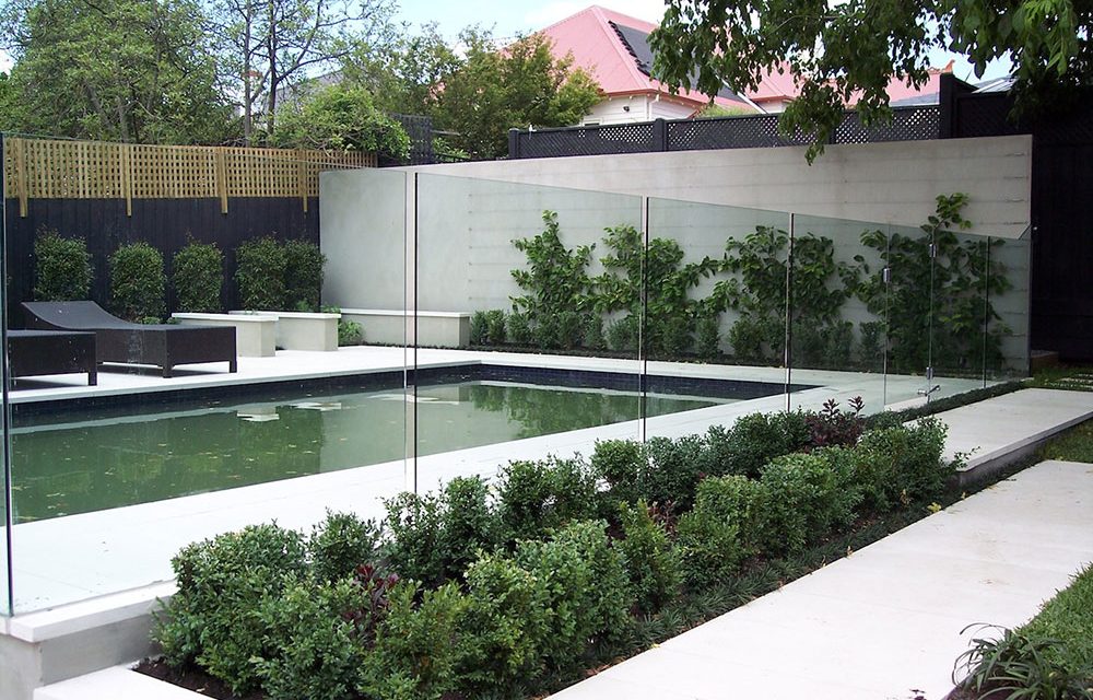 https://simplyframeless.com.au/wp-content/uploads/2016/12/Recess-Pool-Fence-1000x640.jpg