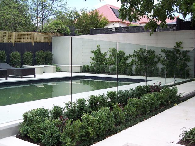 https://simplyframeless.com.au/wp-content/uploads/2016/12/Recess-Pool-Fence-640x480.jpg