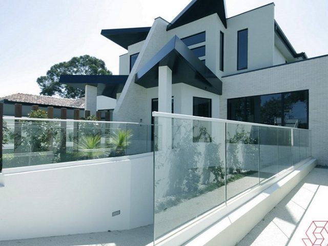 https://simplyframeless.com.au/wp-content/uploads/2016/12/SF-Pool-Fencing-Balustrading-1-640x480.jpg