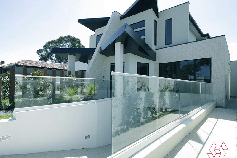 https://simplyframeless.com.au/wp-content/uploads/2016/12/SF-Pool-Fencing-Balustrading-1.jpg