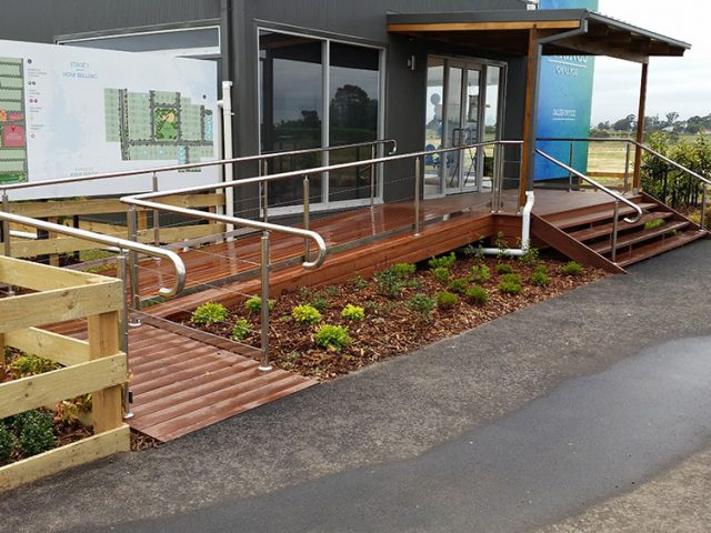 https://simplyframeless.com.au/wp-content/uploads/2016/12/Wheelchair-ramp-balustrade-640x480.jpg