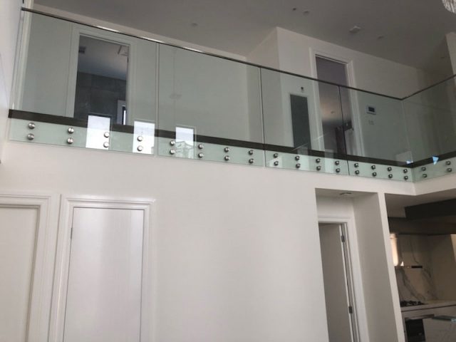 https://simplyframeless.com.au/wp-content/uploads/2016/12/internal-balustrades-640x480.jpg