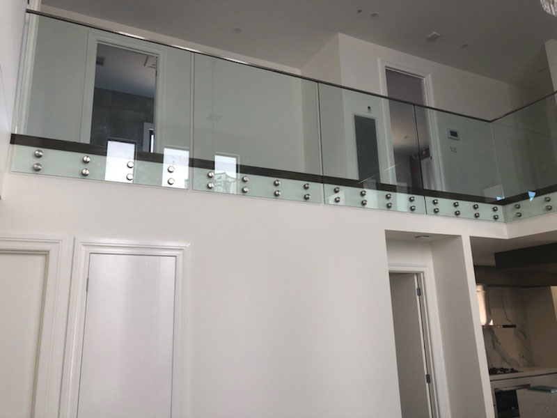 https://simplyframeless.com.au/wp-content/uploads/2016/12/internal-balustrades.jpg