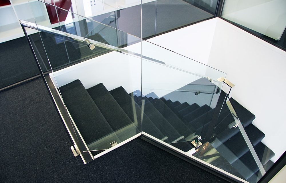 https://simplyframeless.com.au/wp-content/uploads/2018/04/Corner-Stair-Case-min-1000x640.jpg