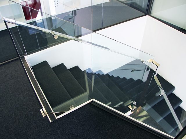 https://simplyframeless.com.au/wp-content/uploads/2018/04/Corner-Stair-Case-min-640x480.jpg