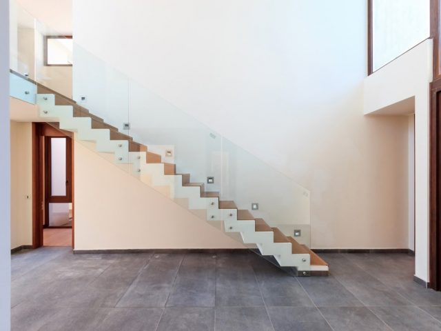 https://simplyframeless.com.au/wp-content/uploads/2018/04/Modern-Glass-Staircase-min-640x480.jpg