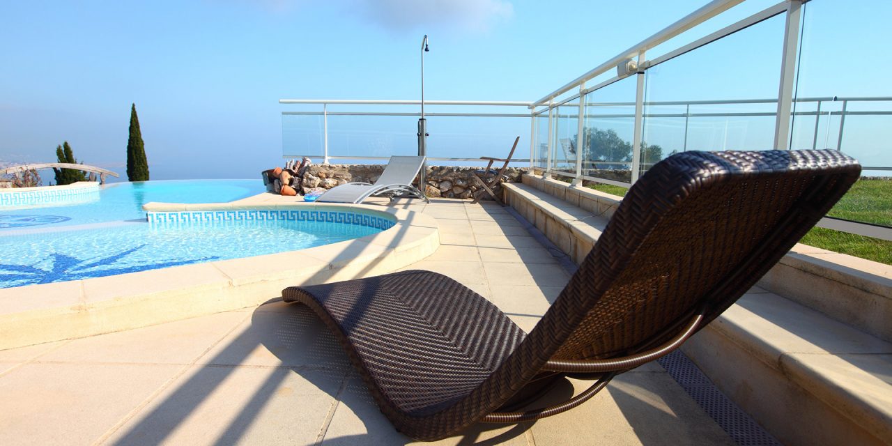 https://simplyframeless.com.au/wp-content/uploads/2018/04/Pool-Chaise-Fence-1280x640.jpg