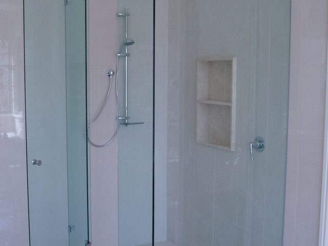 https://simplyframeless.com.au/wp-content/uploads/2018/06/3-Panel-Fronted-Corner-Shower-STANDARD-640x480.jpg