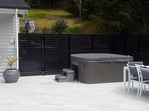 https://simplyframeless.com.au/wp-content/uploads/2018/06/Aluminium-Slatted-Privacy-Screen.jpg