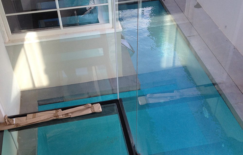 https://simplyframeless.com.au/wp-content/uploads/2018/06/External-Glass-Wall-glass-landing-overlooking-Pool-1000x640.jpg