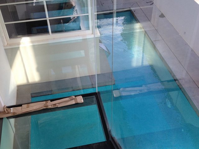 https://simplyframeless.com.au/wp-content/uploads/2018/06/External-Glass-Wall-glass-landing-overlooking-Pool-640x480.jpg