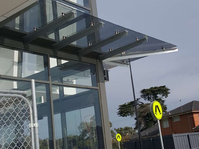 https://simplyframeless.com.au/wp-content/uploads/2018/06/Glass-Roof-Shopping-Centre-640x480.jpeg