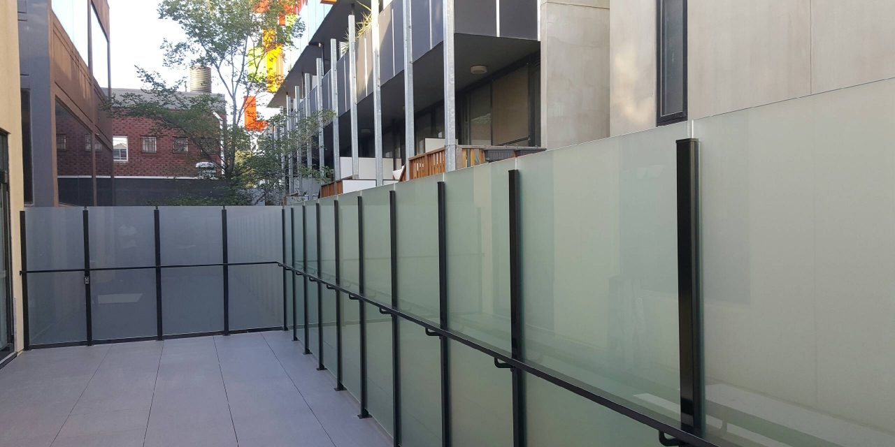 https://simplyframeless.com.au/wp-content/uploads/2018/06/Privacy-Screen-Acid-Etch-Glass-Black-Posts-handrail-1280x640.jpeg
