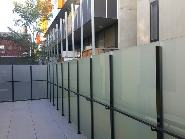 https://simplyframeless.com.au/wp-content/uploads/2018/06/Privacy-Screen-Acid-Etch-Glass-Black-Posts-handrail-640x480.jpeg