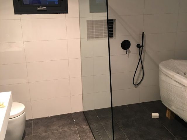 https://simplyframeless.com.au/wp-content/uploads/2018/06/Recessed-Fixed-Panel-Shower-Screen-640x480.jpg
