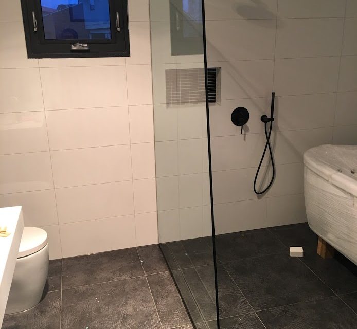 https://simplyframeless.com.au/wp-content/uploads/2018/06/Recessed-Fixed-Panel-Shower-Screen-694x640.jpg