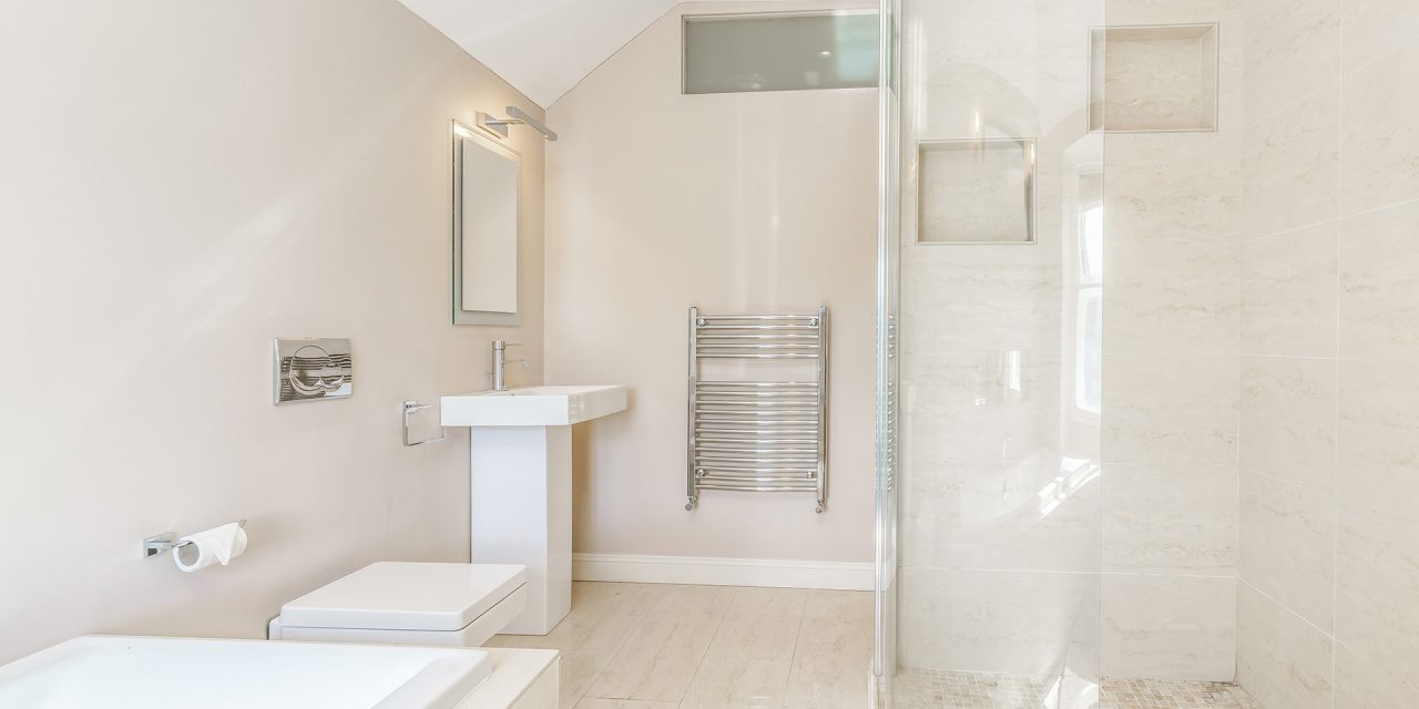 https://simplyframeless.com.au/wp-content/uploads/2019/03/simple-bright-bathroom-1280x640.jpg