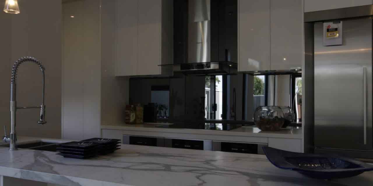 https://simplyframeless.com.au/wp-content/uploads/2019/07/Grey-mirror-splashback-2-min-1280x1280-min-new-1280x640.jpg