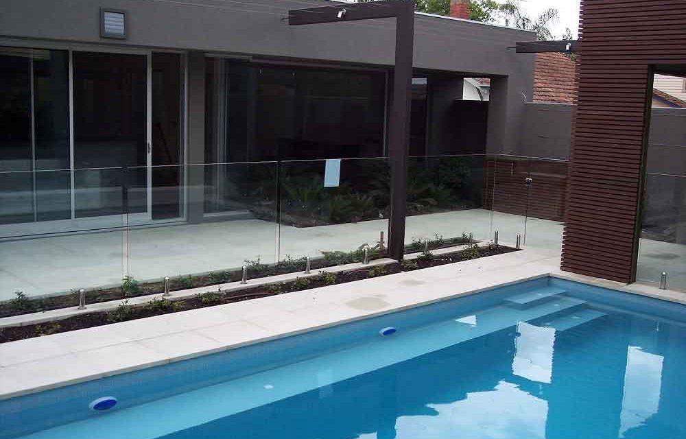 https://simplyframeless.com.au/wp-content/uploads/2019/07/Pool-Fence-Mini-post-2-min-new-1000x640.jpg