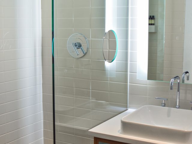 https://simplyframeless.com.au/wp-content/uploads/2019/09/Bathroom-Renovation-Overdue-640x480.jpg