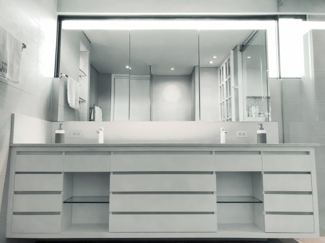 https://simplyframeless.com.au/wp-content/uploads/2020/02/bathroom-mirrors-large-640x480.jpg