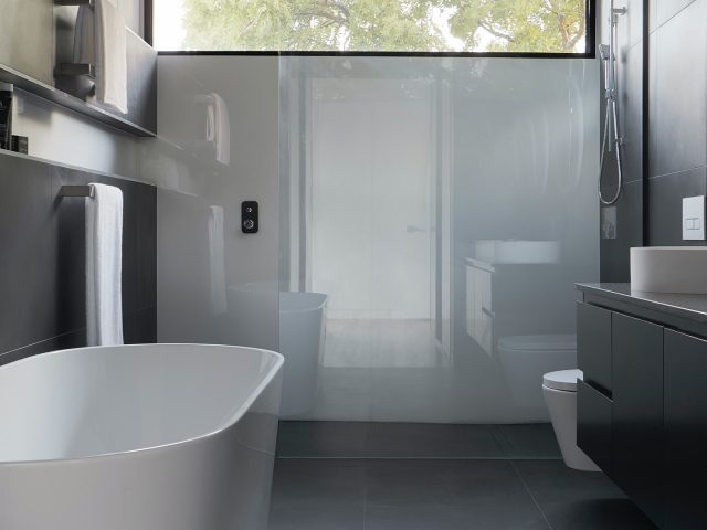 https://simplyframeless.com.au/wp-content/uploads/2020/11/Luxury-Bathroom-Glass-Shower-Simpy-Frameless-640x480.jpg