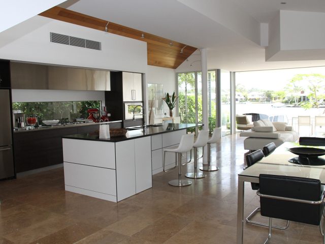 https://simplyframeless.com.au/wp-content/uploads/2020/12/Luxury-Kitchen-Simply-Frameless-640x480.jpg