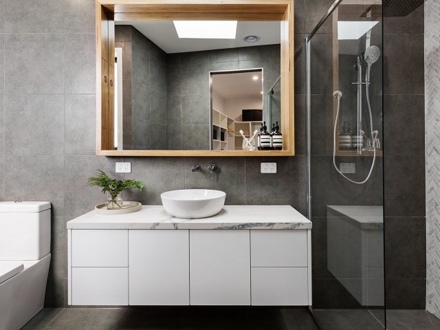 https://simplyframeless.com.au/wp-content/uploads/2023/06/Frameless-Luxury-Bathroom-Simply-Frameless-640x480.jpg