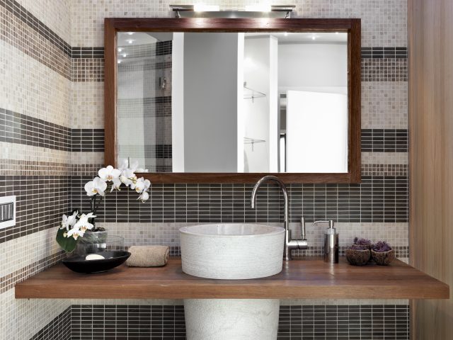https://simplyframeless.com.au/wp-content/uploads/2024/02/interiors-of-the-modern-bathroom-2023-11-27-05-15-53-utc-640x480.jpg